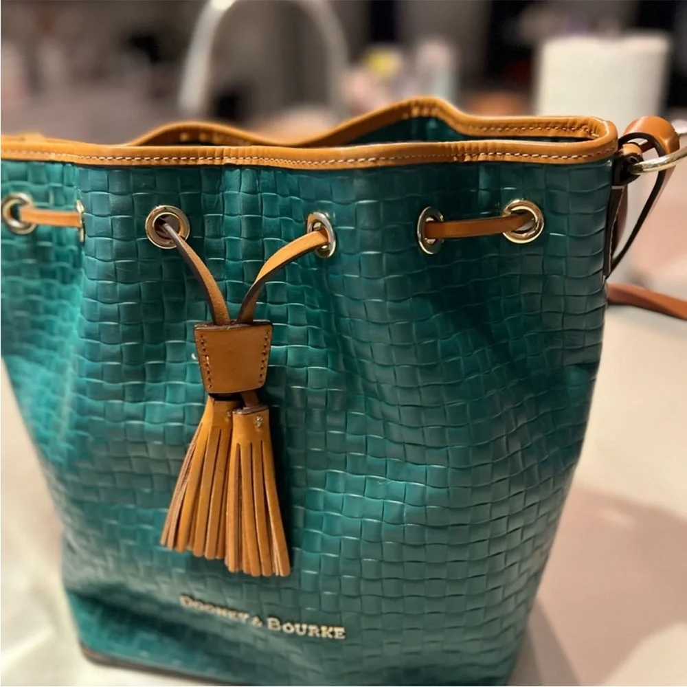 Dooney & Bourke// green bucket bag - Picture 4 of 10